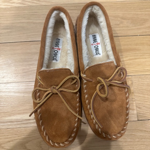 Minnetonka Men's Pile Lined Hardsole Moccasin Suede Slippers Brown Size 9 - Picture 2 of 5